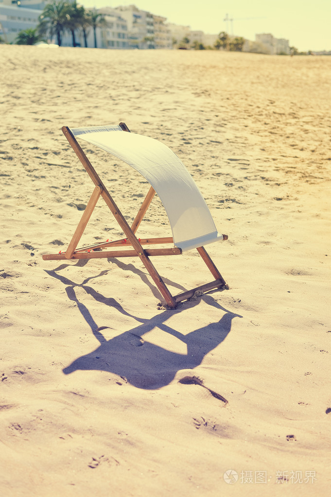 在沙滩上的躺椅上