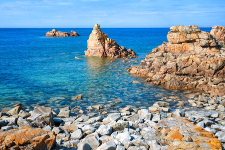 法国布列塔尼粉红色花岗岩海岸岩石海滩