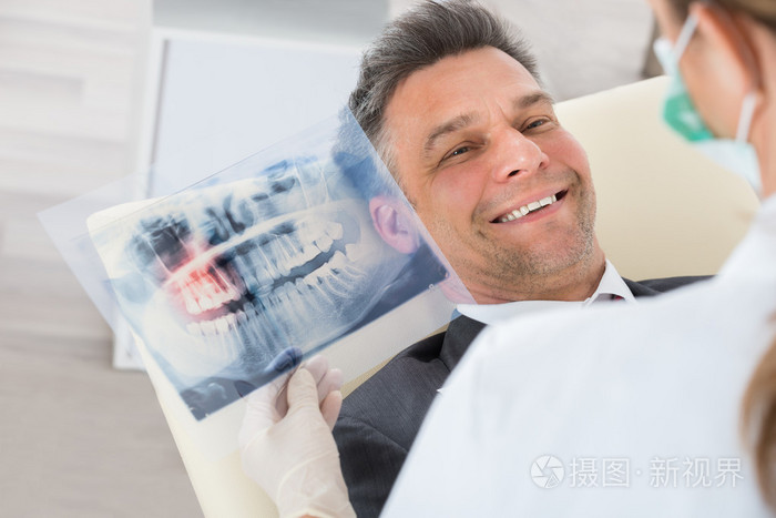 牙医用牙齿 x 射线在商人面前