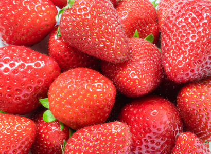 从新鲜的草莓，草莓的正上方的背景