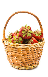 在篮子里分离出的新鲜草莓