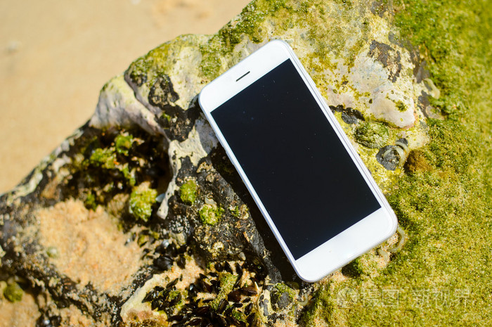 在上海滩背景的智能手机上的特写.顶视图样式, 照片和视频外