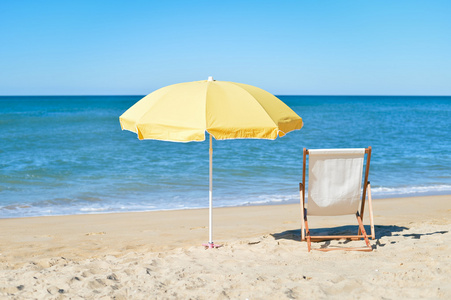 白色的沙滩把黄色的雨伞红色和黄色沙滩遮阳伞沙滩伞-黄色神奇的海滩