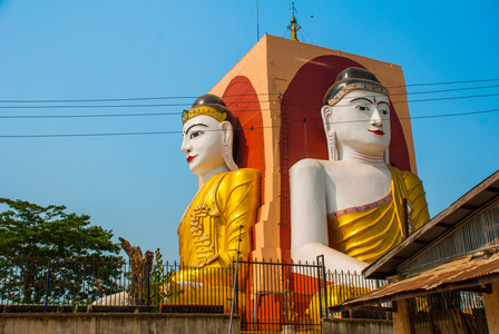 四尊雕像的坐佛。宝塔 Kyaikpun 佛。勃固 缅甸。缅甸