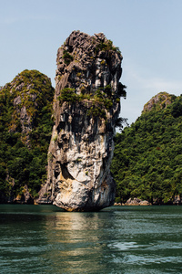 岩崖山为背景