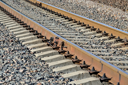 导轨和混凝土轨枕特写照片