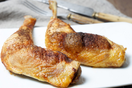 两个烤的鸡腿照片