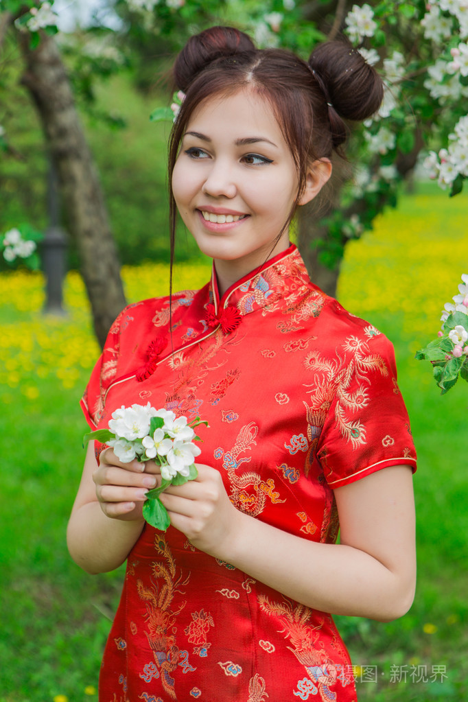 美丽的亚洲女孩穿着传统的中国红