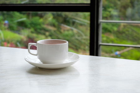白杯茶店里的白色大理石桌子上的茶