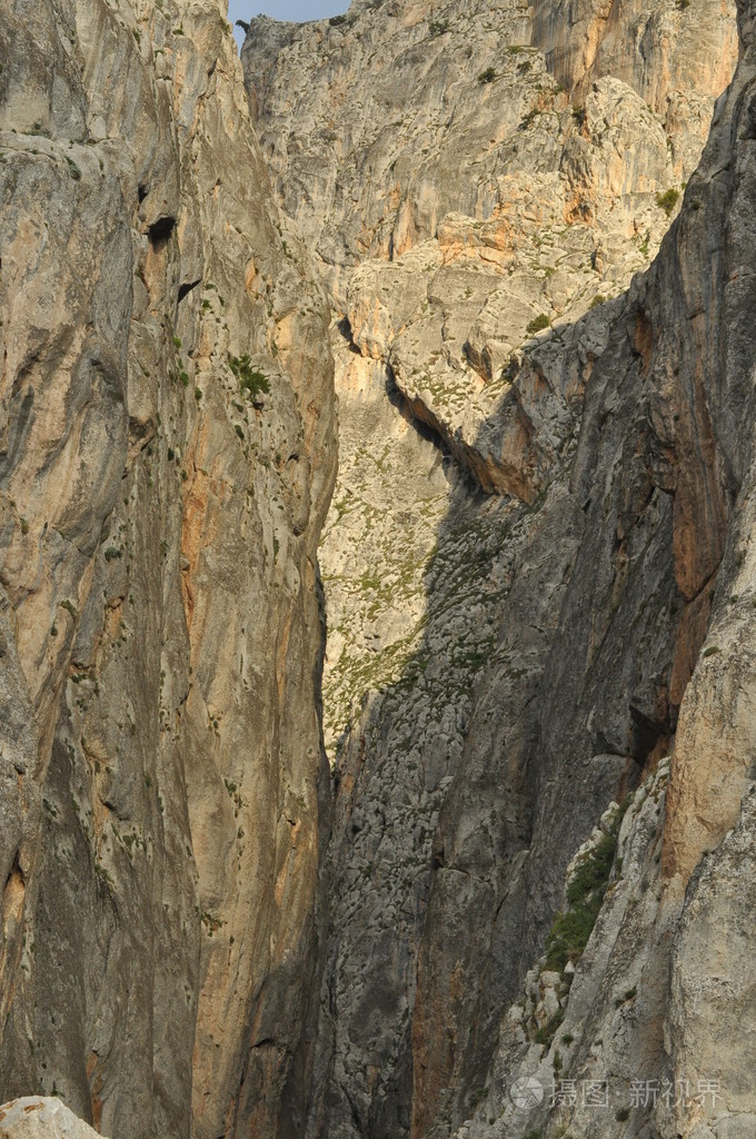 金牛座山土耳其陡峭的悬崖和峡谷白雪皑皑的雪峰