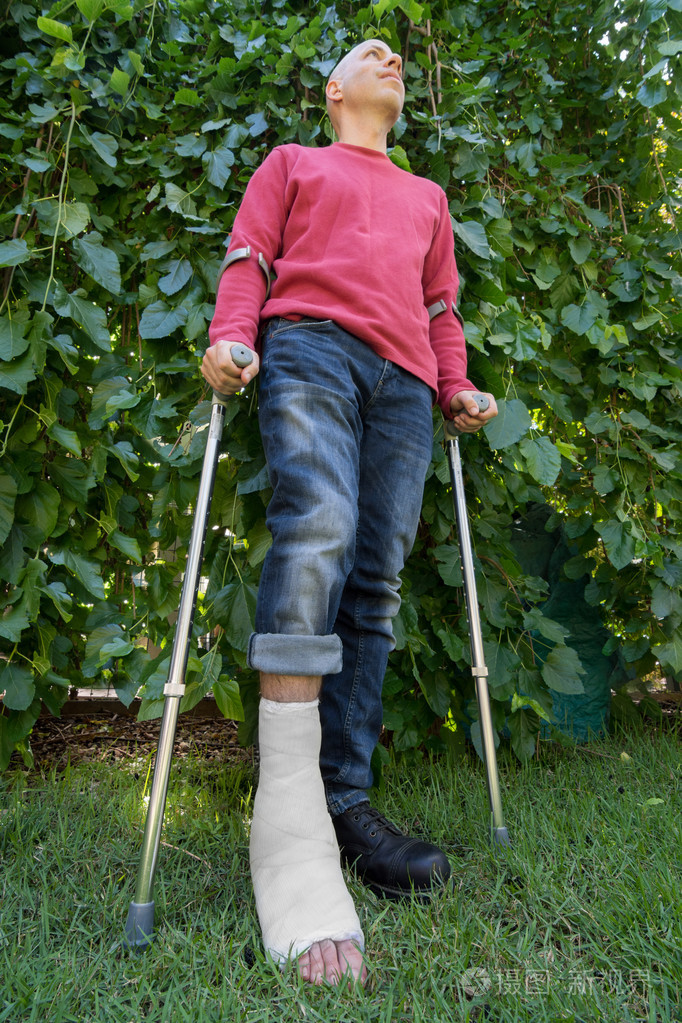 在花园里投下的一条腿的年轻人