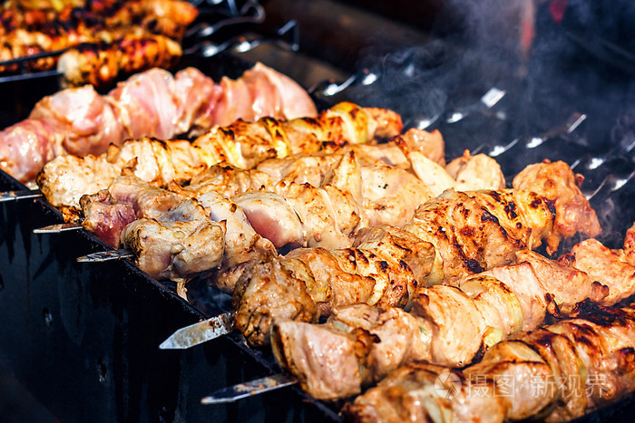 腌制在木炭上烧烤准备的串。串或者烤羊肉串在东欧流行。烤肉 串肉 最初是由羊羔。烤牛肉羊肉串烧烤烤架上
