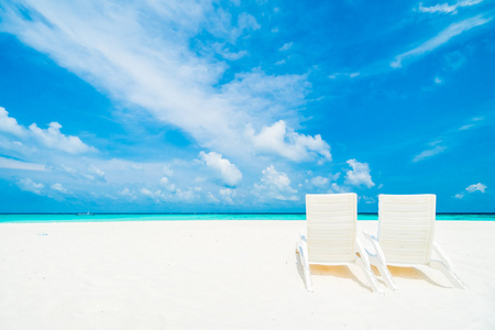 伞和坐在椅子上美丽的热带海滩