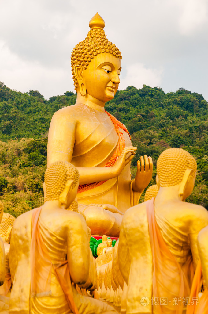 佛陀和disciplesculpture在泰国的佛纪念公园