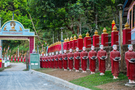 许多雕塑的神圣洞穴入口处面对对方的僧侣。自置居所津贴是缅甸。缅甸