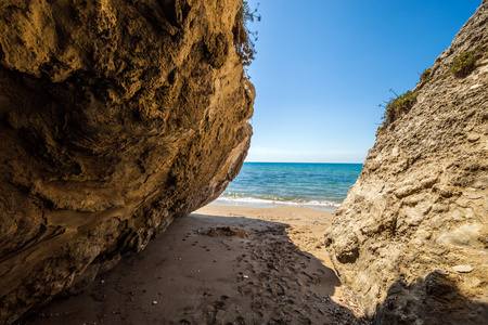 沙滩与岩石视图从洞穴酒店扎金索斯希腊出海