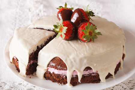 美味的白巧克力蛋糕与新鲜草莓特写。鹤