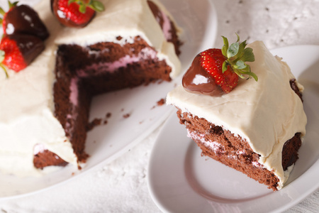 一块蛋糕与白和黑巧克力，草莓 closeu