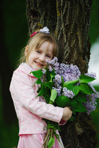 小女孩用淡紫色花束