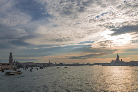 傍晚日落在令人惊叹的威尼斯，意大利，夏季时间