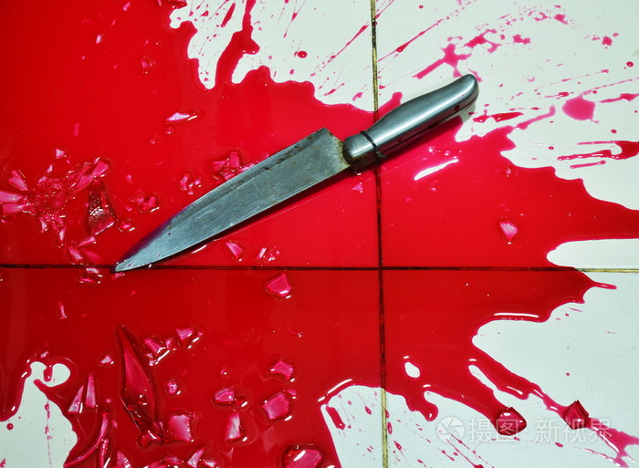 刀和大量的血在瓷砖地板上