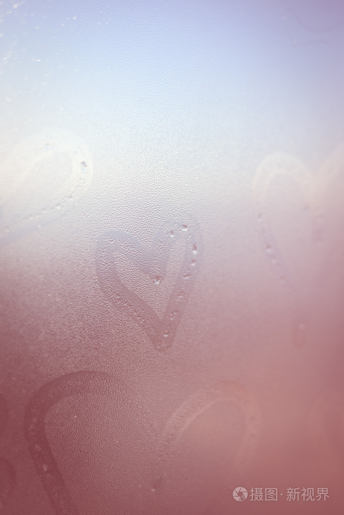 爱的心画在玻璃上窗户是雾气