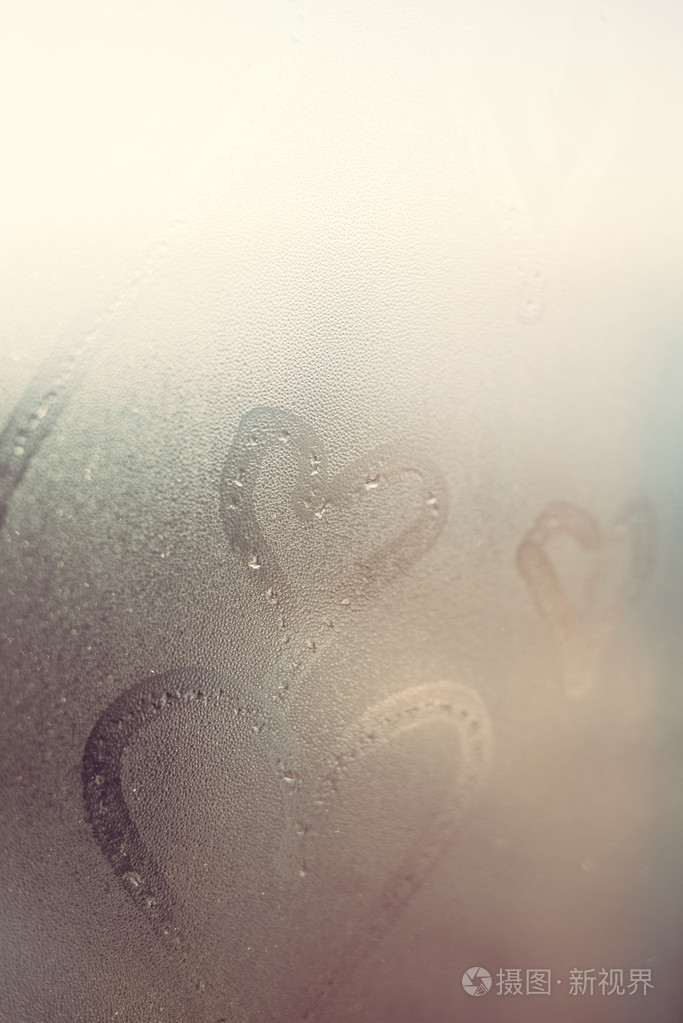 在雾蒙蒙的窗户上画了一颗心.情人节那天我爱你