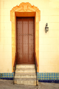 多彩的门在殖民地哈瓦那的家中