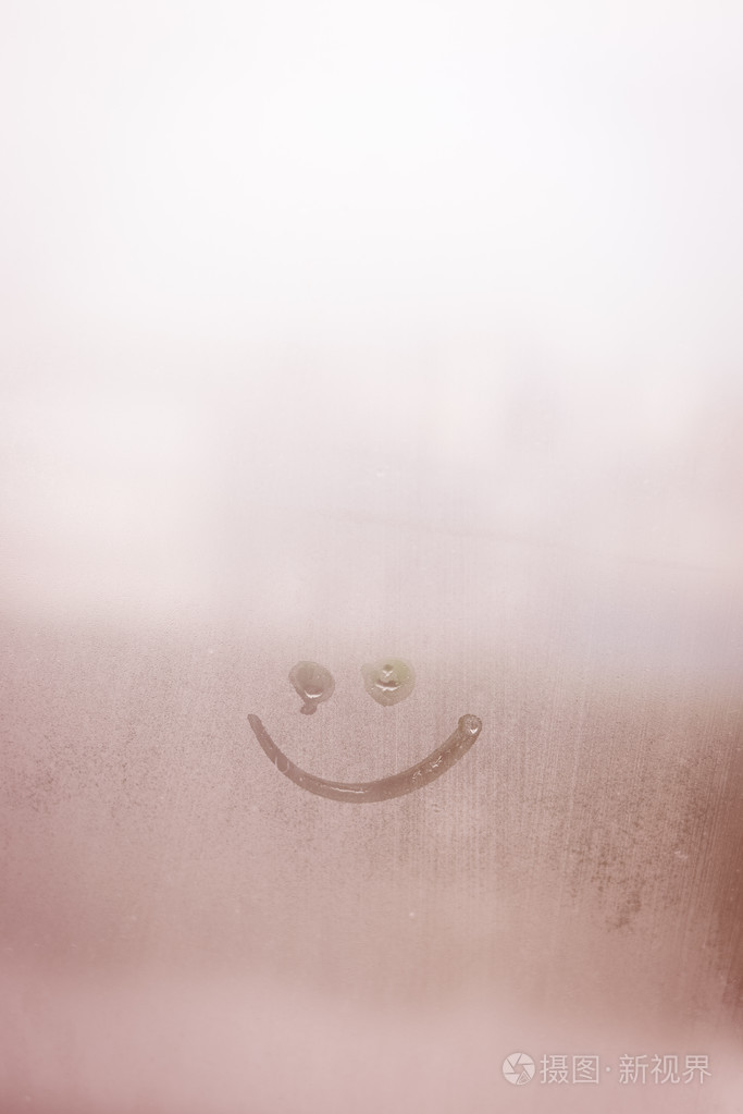 阳光灿烂的笑脸.微笑的牌子上雾蒙蒙的窗口背景