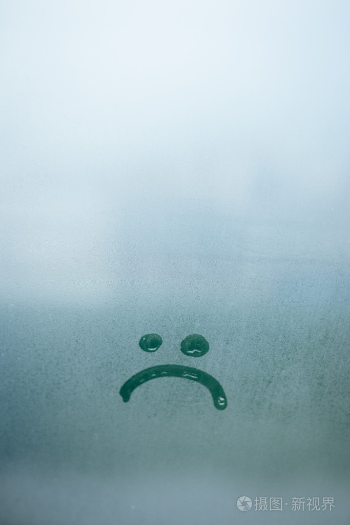 雾蒙蒙的玻璃上写着悲伤的微笑