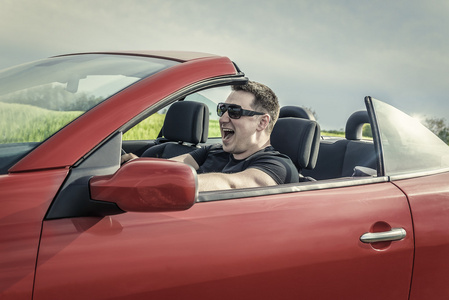 生气的人驾驶一辆车照片