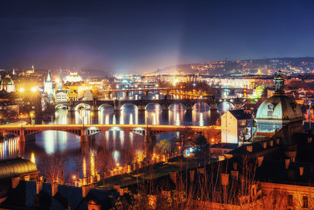 晚上观伏尔塔瓦河河与桥梁在布拉格