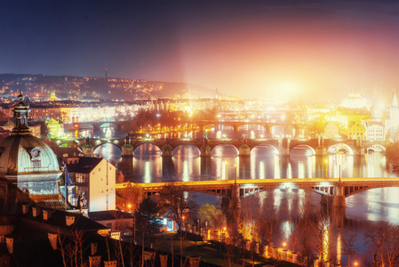 晚上观伏尔塔瓦河河与桥梁在布拉格