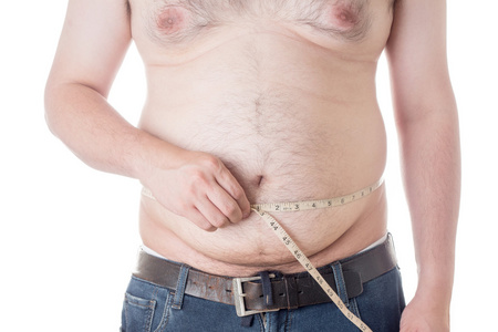 胖男人查阅他身体脂肪用卷尺