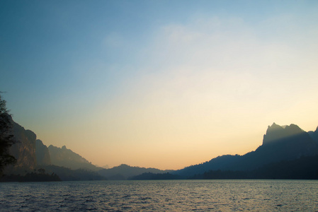 美丽的夕阳与山新蕾在山间的阳光