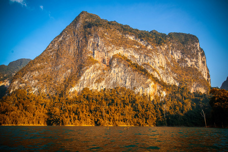 在 nature.beauty 中自然丰富多彩。在自然中的大山。B