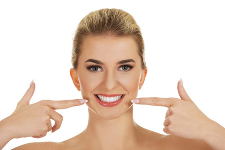 显示她的牙齿的女人图片