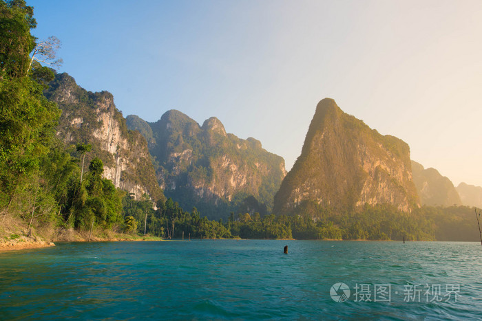 美丽的太阳和大海山和海岛的海面上和日出