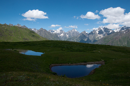 在山中徒步旅行