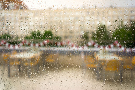 水和雨滴落在玻璃上, 在空荡荡的自助餐厅和建筑上欣赏抽象的景色