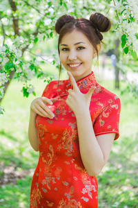 美丽的亚洲女孩，穿着传统的中国红