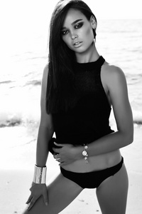 在海滩上摆姿势的黑头发华丽性感的女孩