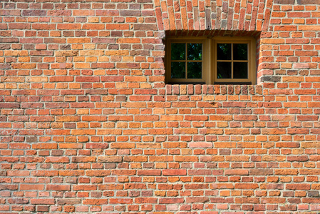 小现代塑料窗口在复古老砖墙背景