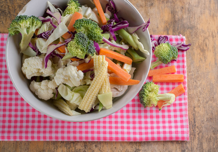 混合蔬菜有胡萝卜花椰菜紫甘蓝清洁食品的概念