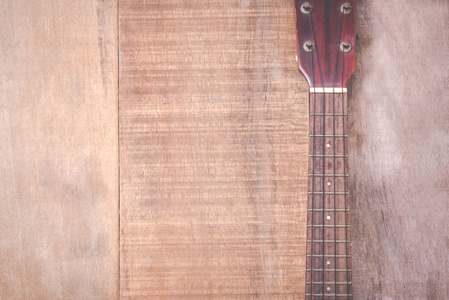 特写镜头的 grunge 夏威夷四弦琴上木制背景