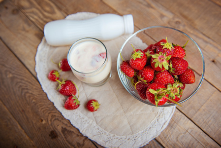 木制的背景上的新鲜草莓草莓酸奶