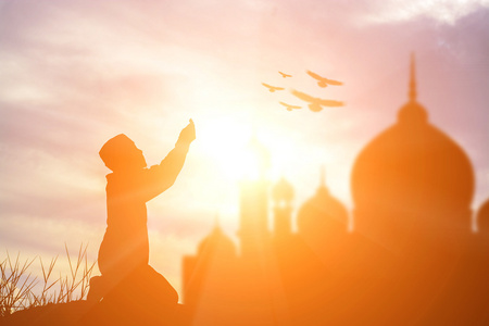 崇拜真主剪影穆斯林男孩祈祷真主的信仰上帝的伊斯兰教系统照片