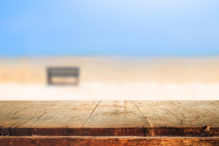 空的木桌和模糊的海滩背景