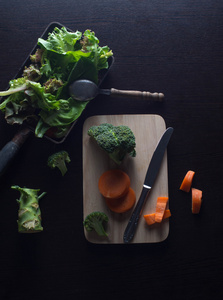 混合的蔬菜有胡萝卜，花椰菜清洁食品的概念
