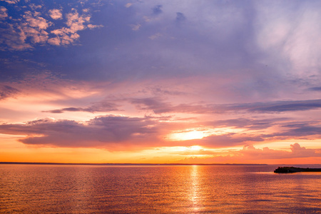 惊人的晚霞令人敬畏的日落.日落的海浪.夏天的夕阳.日落景观.